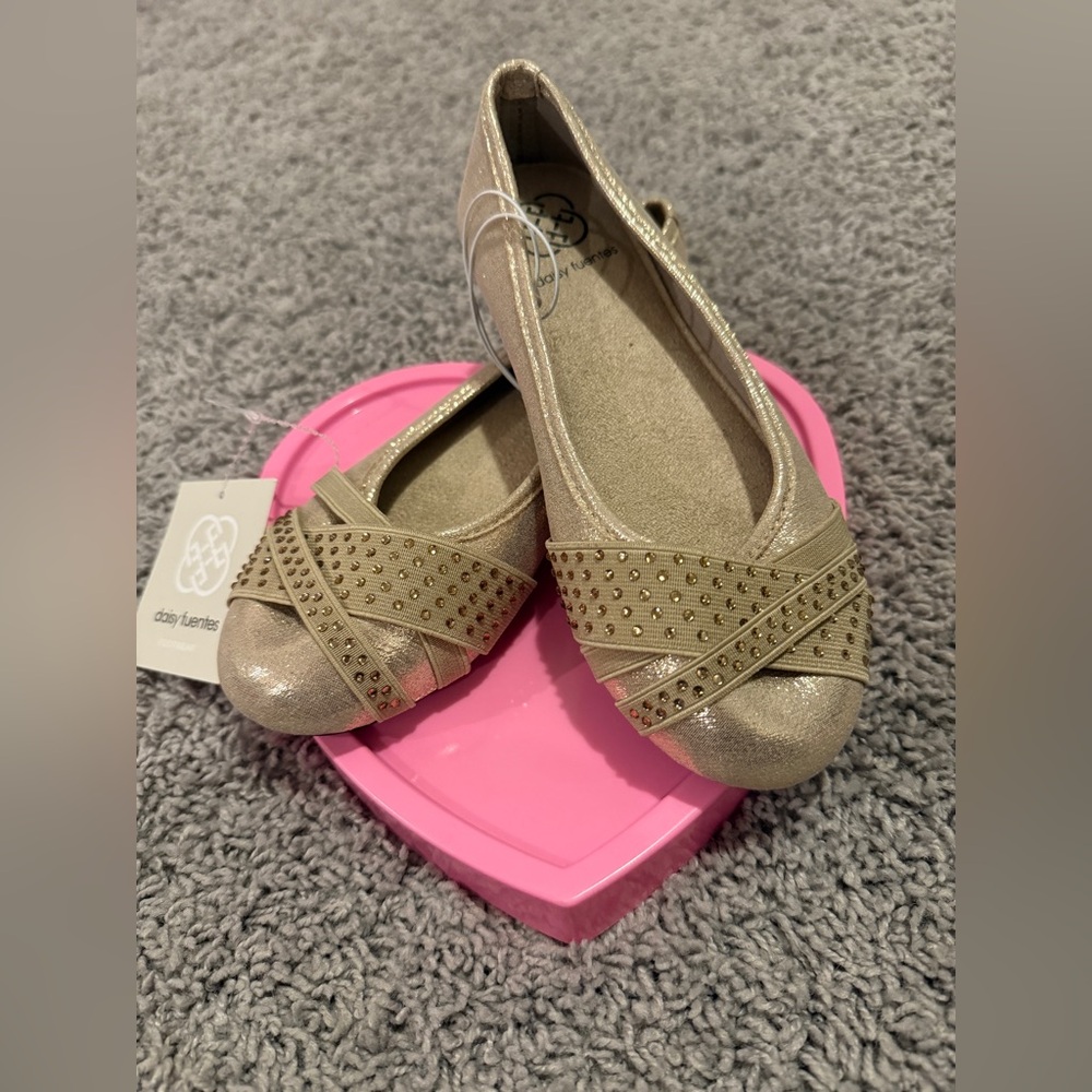 💝NWT Adorable Daisy Fuentes Gold Kids flat Shoes 🌷